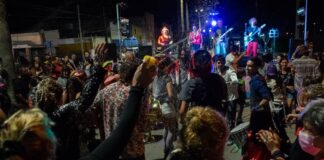 El «Carnaval Marika» llenó de colores la Avenida Alfonsín