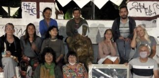 Con pañuelos blancos en la plaza, recuerdan a Emi D’Ambra