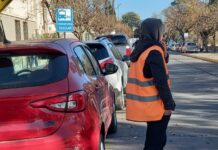 Llaryora anunció el envío de una ley que autorizará a los municipios a prohibir «naranjitas» y limpiavidrios en sus jurisdicciones