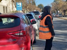 Llaryora anunció el envío de una ley que autorizará a los municipios a prohibir «naranjitas» y limpiavidrios en sus jurisdicciones
