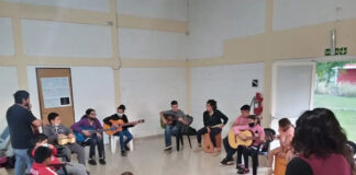 Orquesta reúne materiales para construir instrumentos