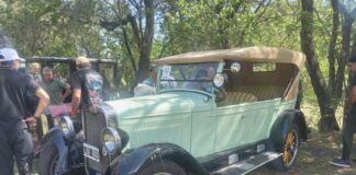 Unos 150 autos antiguos pasaron por Alta Gracia