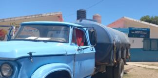 Frente a la obstrucción de un caño, llenan tanques y reparten bidones en Parque San Juan