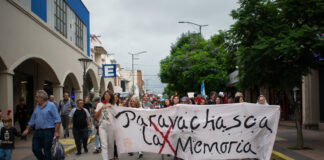 Con amenaza de lluvia permanente, una multitud marchó por la Memoria en Alta Gracia