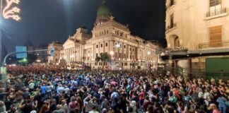 Con un DNU, Milei eliminó derechos laborales y programas de promoción económica, y las cacerolas se hicieron sentir