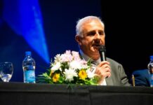 De Nápoli «debuta» como intendente con el discurso de apertura del año legislativo en el Cine Monumental