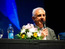 De Nápoli «debuta» como intendente con el discurso de apertura del año legislativo en el Cine Monumental