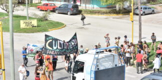 La cultura de Paravachasca rechazó el DNU y la ley ómnibus de Milei con un «cacerolazo» en Alta Gracia