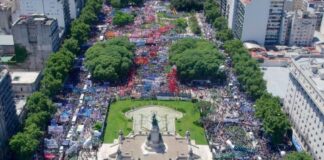 Miles expresaron su rechazo al ajuste frente al Congreso y la discusión por la «Ley Ómnibus» pasó para el martes