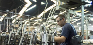 Encuesta empresaria revela que la capacidad industrial utilizada cayó al 45% en enero en la Argentina