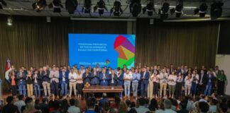 Llaryora lanzó el programa de «Fortalecimiento Educativo Territorial», que participa a los intendentes en la gestión