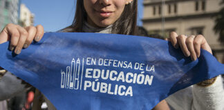 El Gobierno ofreció aumentos del 3% y 2% y la comunidad universitaria ratificó la continuidad del paro