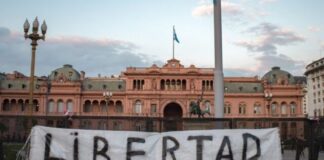 Tras la liberación de 11 de los detenidos durante la represión por la Ley Bases, cinco personas siguen presas