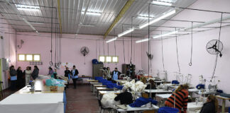 En las cárceles de Bouwer y Montecristo confeccionan prendas para hospitales, entre ellos el de Alta Gracia