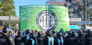 El Gobierno despidió a 2300 estatales en un fin de semana y reprimió con violencia un reclamo en el INTI