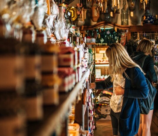 Las ventas minoristas caen un 3,8% interanual: el 61,5% de los empresarios evalúa desfavorable el contexto para invertir