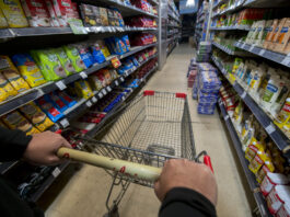 Las ventas en supermercados, mayoristas y centros de compras registraron caídas de ventas en febrero