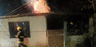 Bomberos sofocaron el incendio de una vivienda en Villa del Prado