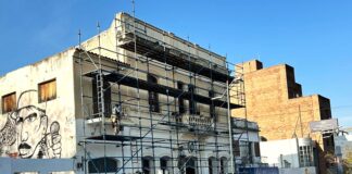 Realizan tareas de puesta en valor de la fachada de la Municipalidad