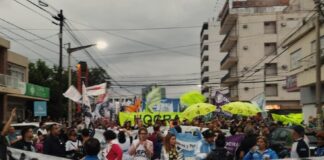 Una multitudinaria marcha rechazó los despidos masivos en la Petroquímica Río Tercero