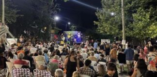 Con números artísticos y la inauguración de la nueva oficina de Turismo, Los Aromos lanzó su temporada estival