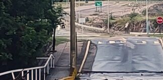 La creciente del río Anisacate rompió parte de la baranda del puente de ingreso a Los Aromos