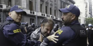 Reprimieron a los jubilados frente al Congreso y hubo marchas y cacerolazos en todo el país
