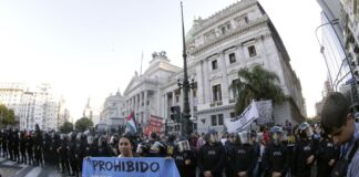 Jubilados volvieron a protestar frente al Congreso y el gobierno respondió otra vez con represión
