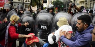 El gobierno volvió a reprimir a los jubilados frente al Congreso: hubo 116 heridos y un detenido