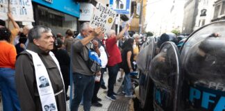 La represión a una nueva marcha de jubilados dejó un saldo de un centenar de heridos