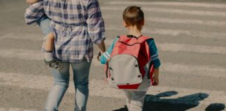 En abril, una familia requirió entre 410 mil y 515 mil pesos para criar a un niño o niña