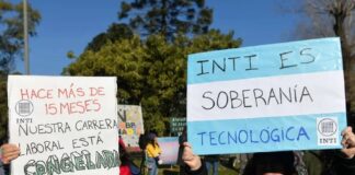 Realizaron un masivo abrazo en la sede central del INTI para evitar su vaciamiento