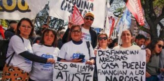 Con una movilización frente al Ministerio de Salud, denunciaron ajuste en el abordaje comunitario de las adicciones