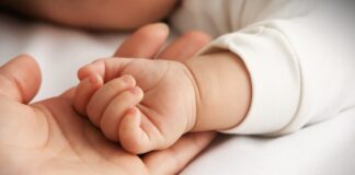 Un bebé concebido por «subrogación de vientre» está en condiciones de ser adoptado