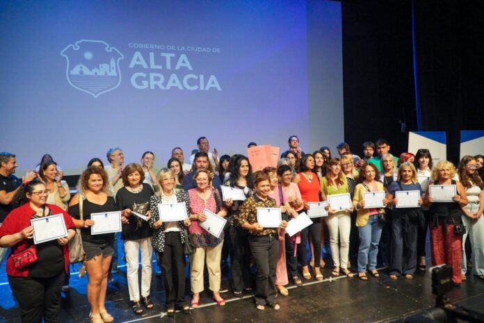 Entrega de certificados por cursos y talleres de la Universidad Popular de Alta Gracia (Municipalidad de Alta Gracia) 01