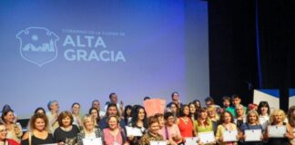 Estudiantes de los cursos municipales de la Universidad Popular de Alta Gracia recibieron sus certificados