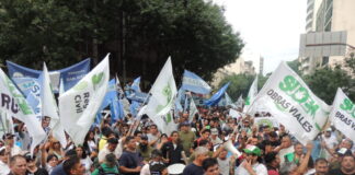 Más de 20 gremios estatales marcharon en rechazo al aumento de aportes a la Caja de Jubilaciones y el Apross