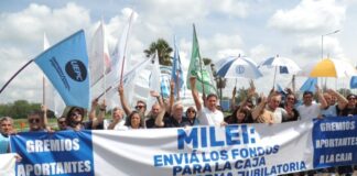 Gremios estatales exigieron en el acceso a Colonia Caroya que la Nación envíe los fondos correspondientes a la Caja de Jubilaciones