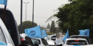 Con una multitudinaria caravana, los gremios estatales se pronunciaron contra el «ajuste previsional»