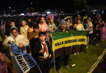 Arrancó la 37° edición de Colectividades, en una noche atravesada por la lluvia