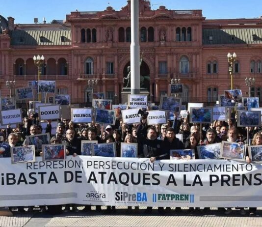 El periodismo, un oficio de la democracia en peligro