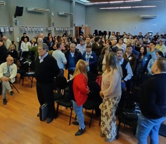 En una jornada caldeada y con fuertes críticas opositoras, UEPC aceptó la cuarta oferta del Gobierno