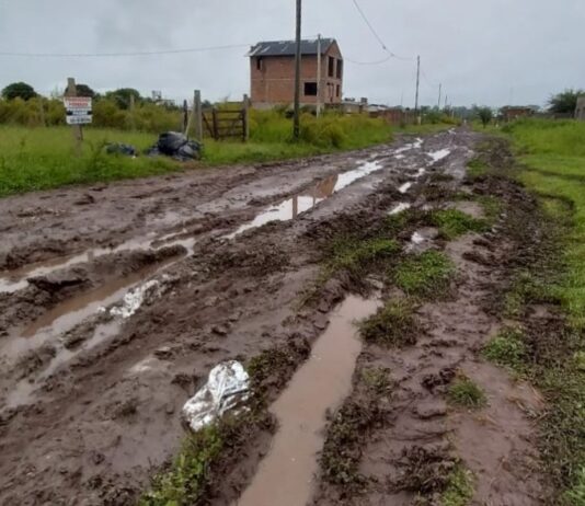 Familias de barrio El Mirador denuncian anegamientos tras las lluvias: «Estamos totalmente aislados»
