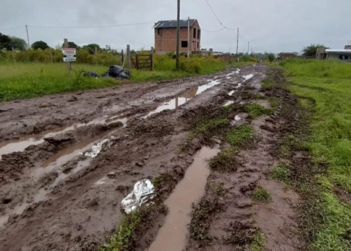 Calles anegadas en barrio El Mirador (gentileza) 03