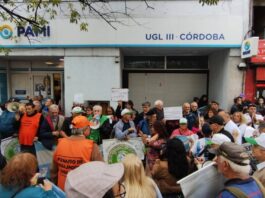 Contra el ajuste: jubilados, pensionados y médicos se manifestaron frente a la delegación cordobesa del PAMI