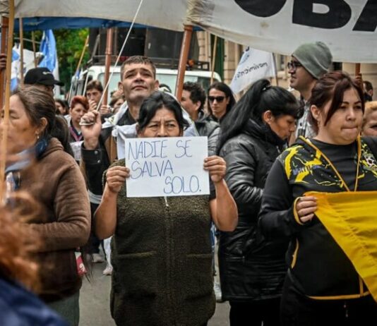 El gobierno de Milei dio de baja el «Volver al Trabajo», en medio de protestas de movimientos sociales en todo el país