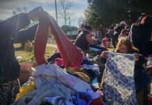 Los Cedros: en una feria solidaria, entregaron ropa, calzado recolectado a familias con necesidades