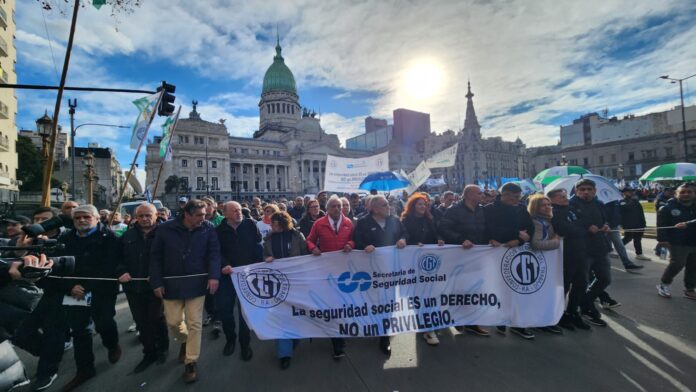 Marcha de gremios, movimientos sociales y jubilados (CTA T) 05
