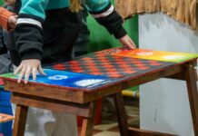 Santa Ana: entregaron mesas didácticas y bancos elaborados con materiales reciclados
