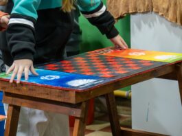 Santa Ana: entregaron mesas didácticas y bancos elaborados con materiales reciclados
